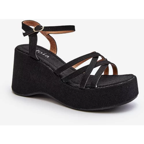Kesi Black sandals on the Oporia platform and on the wedge