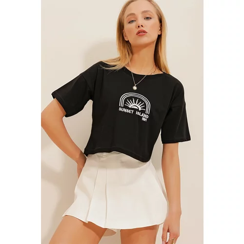 Trend Alaçatı Stili Women's Black Crew Neck Embroidered Cotton Crop T-Shirt