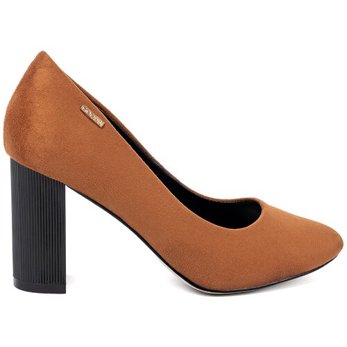 GOODIN Light brown pumps on a black heel Cene