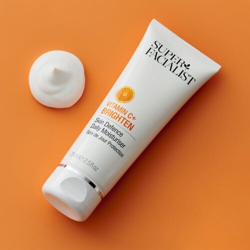 Super Facialist Vitamin C+ Brighten posvetlitvena vlažilna krema za utrujeno kožo 75 ml Slike