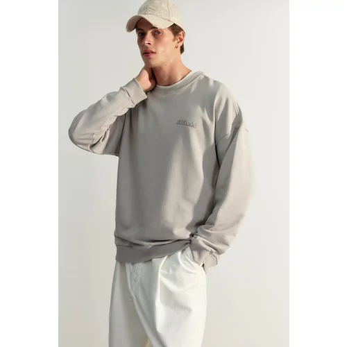 Trendyol Limited Edition Gray Men's Premium Oversize/Wide Cut Cotton Sweatshirt with Text Embroidery.