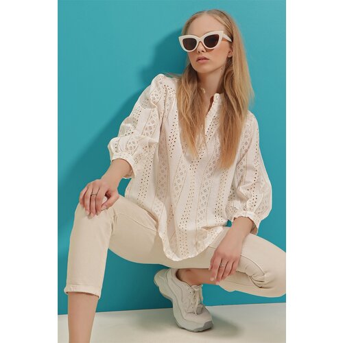 Trend Ala&amp;ccedil;atı Stili Women&amp;#039;s Ecru Judge Collar Scalloped And Embroidered Linen Woven Blouse Slike