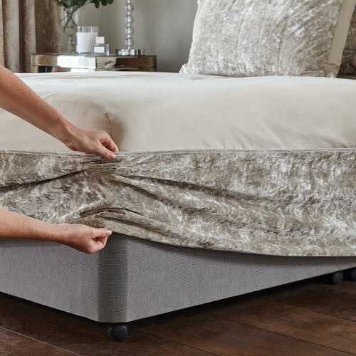 Catherine Lansfield Bež navlaka za okvir kreveta s gumom od samta 152x198 cm Crushed Velvet &amp;ndash; Slike