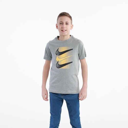 Nike majica kratak rukav za dečake u nsw tee core brandmark 4 bg DX9525-063 Slike