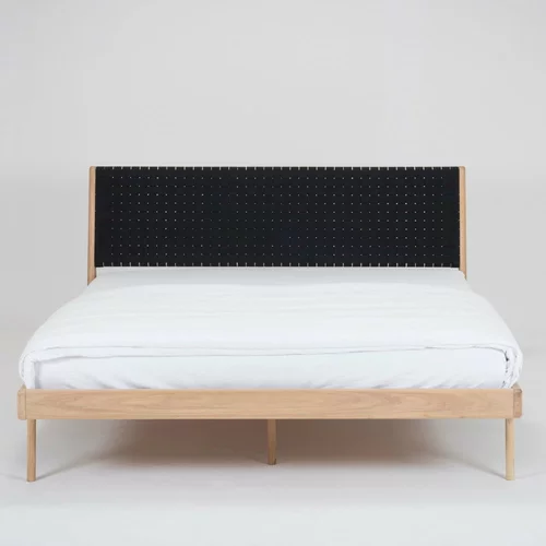 Gazzda postelja iz masivnega lesa s črnim vzglavjem Fawn, 160 x 200 cm