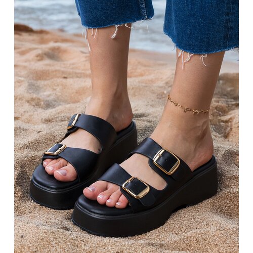  Black flip-flops with buckles on straps Wollis Cene