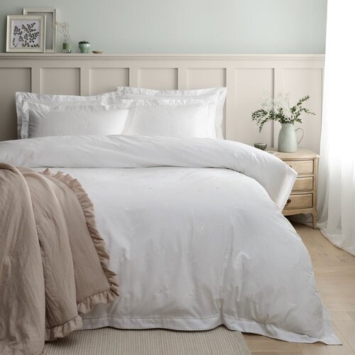 Bianca Bela bombažna posteljnina za zakonsko posteljo 200x200 cm Lottie Floral Embroidery &amp;ndash; Slike