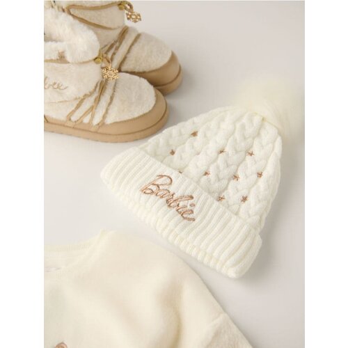 Sinsay Kapa s pomponom i vezenim natpisom Barbie Slike