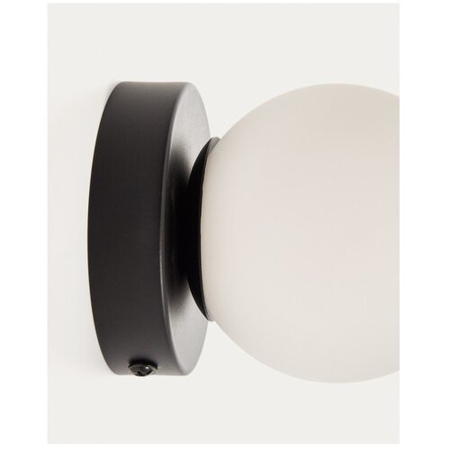 Kave Home Bijela/crna metalna zidna lampa &amp;oslash; 8 cm Brisia &amp;ndash; Slike