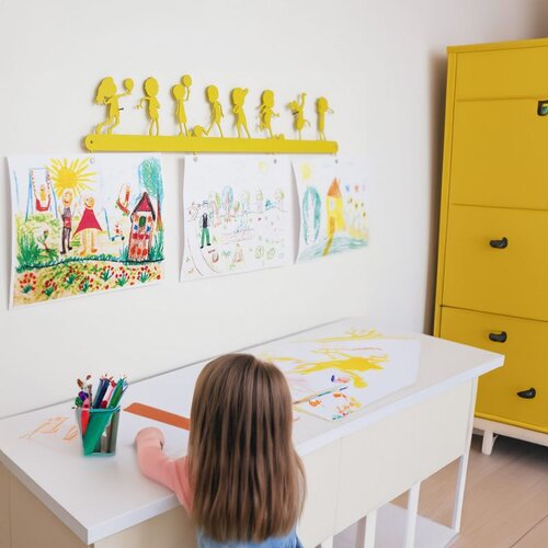 Wallxpert metalni zidni držač za dečije crteže PLY-ED-36, siluete dece u igri, 70 x 13 cm, zlatni Slike