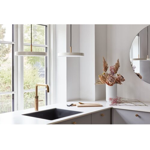 UMAGE Kremno bela LED zatemnitvena viseča svetilka s kovinskim senčnikom &amp;oslash; 31 cm Asteria Plus Mini &amp;ndash; Slike