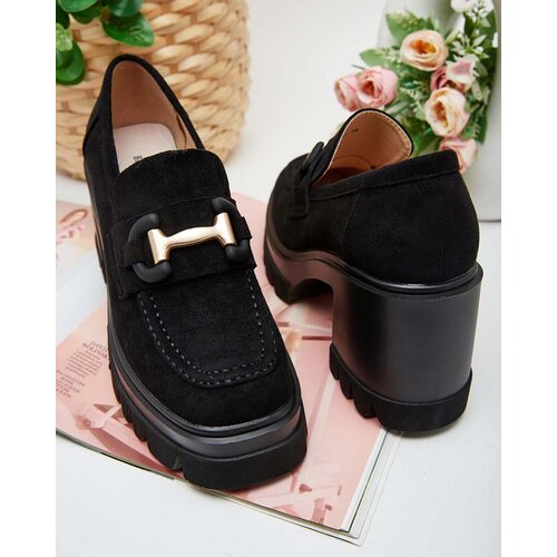 Resti Women's moccasins on a post Tivili Cene