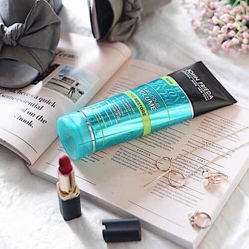 John Frieda Luxurious Volume Touchably Full balzam za volumen las 250 ml Slike