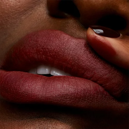Mac Powder Kiss Lipstick matirajući ruž za usne nijansa Devoted to Chili 3 g