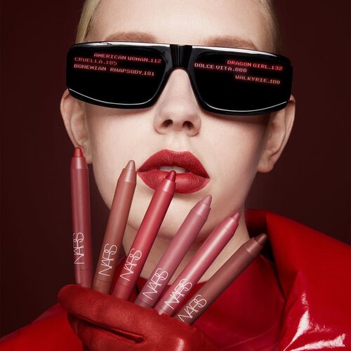 Nars POWERMATTE HIGH-INTENSITY LIP PENCIL dolgoobstojni svinčnik za ustnice z mat učinkom odtenek TAKE ME HOME 2,4 g Slike