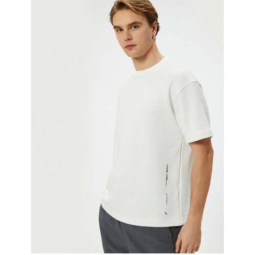 Koton Oversized T-Shirt with a slogan printed, short sleeves and a crew neck. Slike