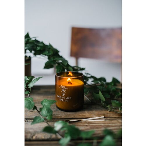 Smells Like Spells Norse Magic Mimir di&amp;scaron;eča sveča z lesenim stenjem (relaxation/meditation) 200 g Slike