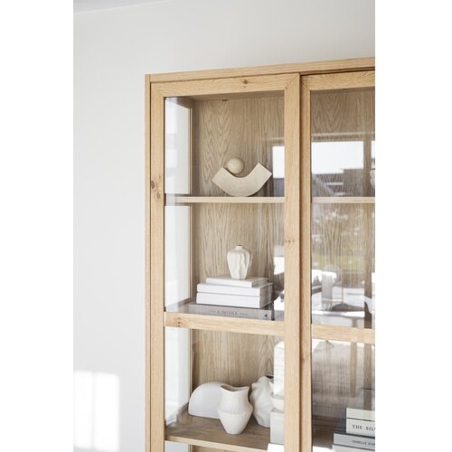 Rowico Vitrina v hrastovem dekorju z drsnimi vrati v naravni barvi 100x203 cm Hazelton &amp;ndash; Slike