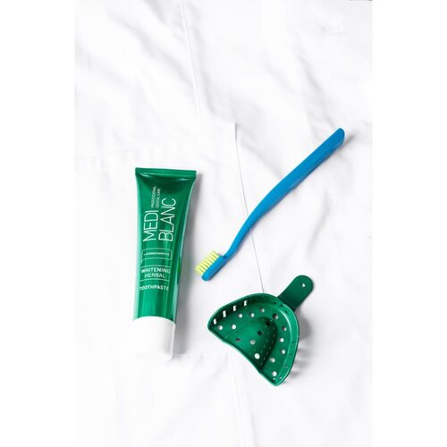 MEDIBLANC Whitening Herbal zeli&amp;scaron;čna zobna pasta z belilnim učinkom 100 ml Slike