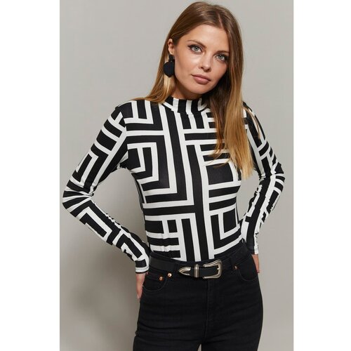 Cool & Sexy Women's Black and White Half Fisherman Patterned Blouse Slike