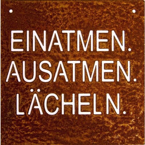  Kovinska plošča z napisom "Einatmen, Ausatmen, Lächeln" - 1 k. Cene