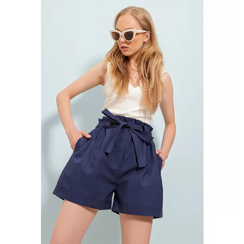 Trend Alaçatı Stili Women's Navy Blue Elastic Waist Belt Double Pocket Double Leg Carrot Gabardine Shorts