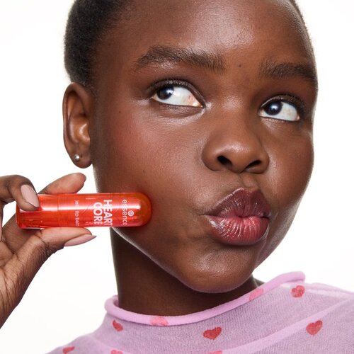 Essence HEART CORE tonirani balzam za ustnice s sijajem odtenek 01 Cha-Cha Cherry 3 g Slike
