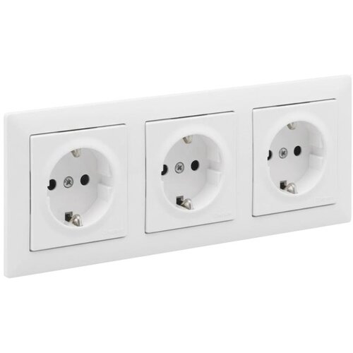 Legrand Trojna kućna SCHUKO utičnica sa okvirom SUNO 250V bela Slike