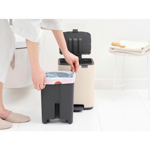 Brabantia bež željezna kanta za smeće s pedalom 7 l bo &amp;ndash; Slike