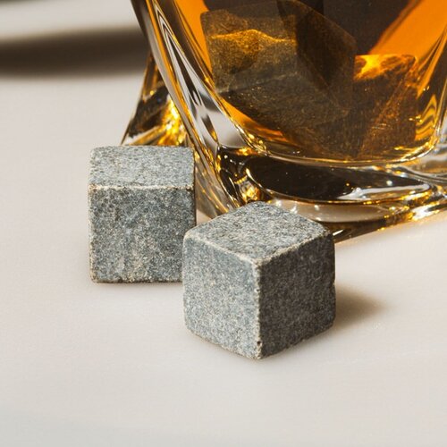 Sada 2 skr&amp;uacute;ten&amp;yacute;ch poh&amp;aacute;rov na whisky s chladiacimi kamenn&amp;yacute;mi kockami Slike