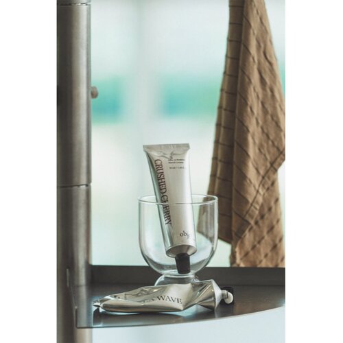 KUNDAL Objet Silky &amp;amp; Buttery Hand Cream krema za intenzivnu hidrataciju za ruke s mirisom Crushed Cherry 50 ml Slike
