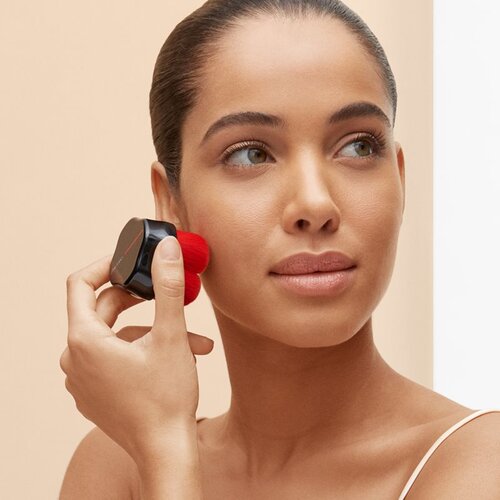 Shiseido HANATSUBAKI HAKE Polishing Face Brush čopič za nanos tekočih in pudrastih izdelkov 1 kos Slike