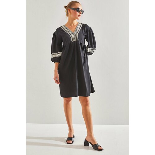 Bianco Lucci Women's Collar and Sleeve Embroidered Dress Cene