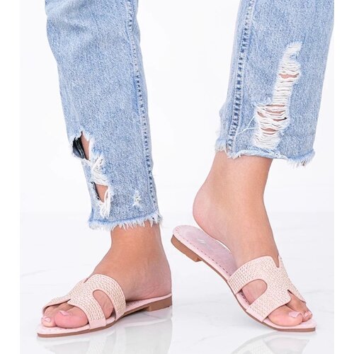 D/CEO Pink slides Tough Cene
