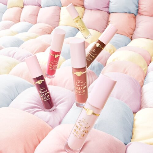 Too Faced Hangover Pillow Balm hidratantni balzam za usne za volumen usana nijansa Berry Jam Kiss 6 ml Slike