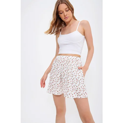 Trend Alaçatı Stili Women's Ecru Floral Patterned Pocket Shorts