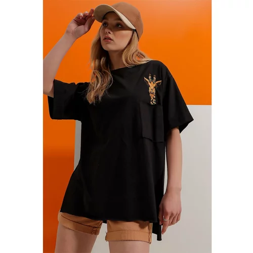 Trend Alaçatı Stili Women's Black Crew Neck Giraffe Embroidered Double Sleeve Laser Cut Oversize T-Shirt