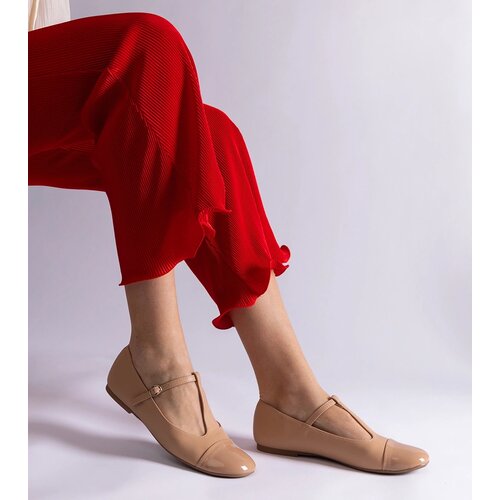 Gemre Beige ballet flats with a patent toe Gloriana Cene