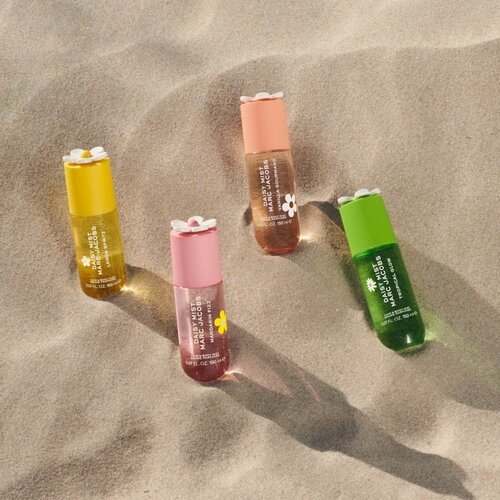 Marc Jacobs Daisy Mist Vanilla Gourmand odi&amp;scaron;avljeno pr&amp;scaron;ilo za telo in lase za ženske 150 ml Slike