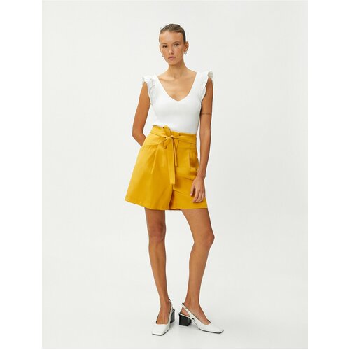 Koton Silky Textured Shorts with Belt Detail. Slike