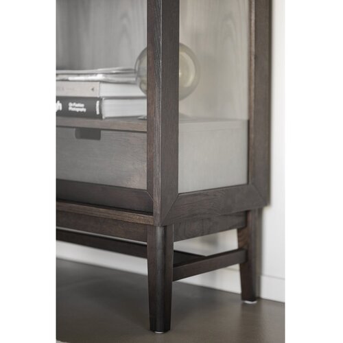 Rowico Rjava vitrina v hrastovem dekorju z drsnimi vrati 100x203 cm Hazelton &amp;ndash; Slike