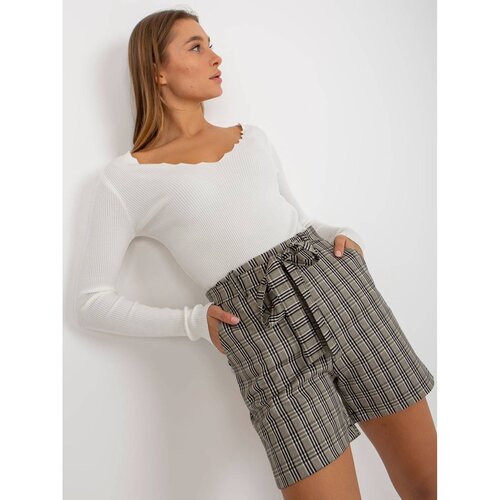Fashion Hunters Beige and white women's elegant checkered shorts Cene