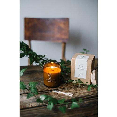 Smells Like Spells Norse Magic Norns di&amp;scaron;eča sveča z lesenim stenjem (luck/success) 200 g Slike