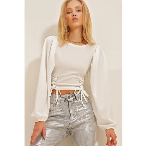 Trend Alaçatı Stili Women's White Crewneck Knitted Crop Blouse with Balloon Sleeve Eyelet Detail