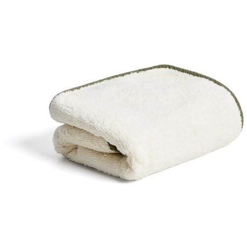 Kave Home Bela/zelena frotirna bombažna brisača 50x90 cm Sedora &amp;ndash; Slike