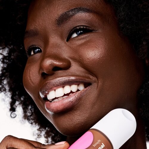 Benefit The POREfessional Foundation tekoči puder z učinkom osvetljevanja z niacinamidom odtenek 37N Brilliant 30 ml Slike