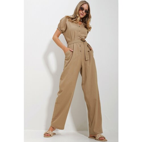 Trend Alaçatı Stili Women's Camel Front Buttoned Double Pocket Mikonos Linen Jumpsuit Cene