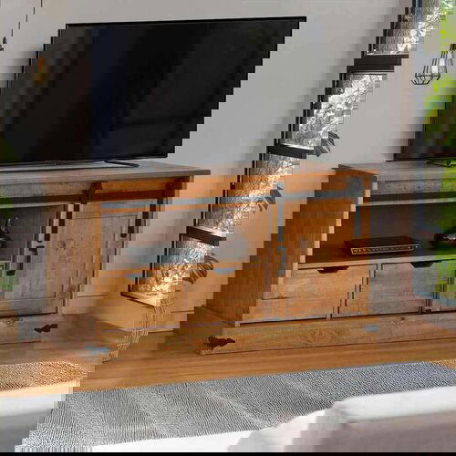 VidaXL TV omarica HALDEN z drsnimi vrati 110x40x60 cm Masivni les Slike