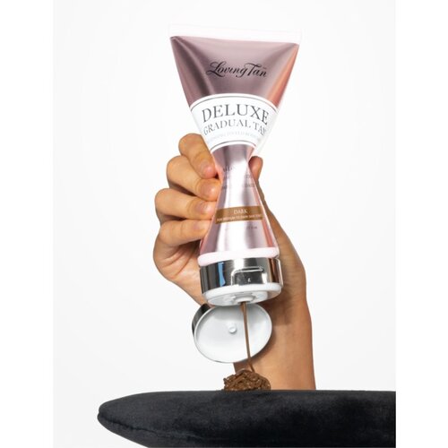 Loving Tan Deluxe Gradual Tan hranilni losjon za telo za povečanje porjavelosti odtenek Dark 150 ml Slike