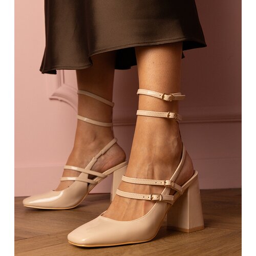 D/CEO marka niezdefiniowana Beige patent pumps on a block heel Ferida Cene